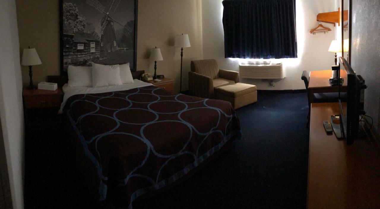 Super 8 By Wyndham Maybrook